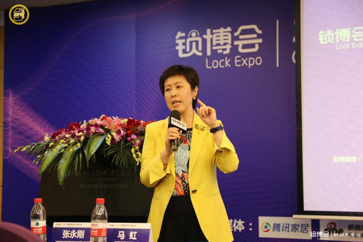  （住房和城鄉(xiāng)建設(shè)部IC卡應(yīng)用服務(wù)中心主任、全國智能建筑及居住區(qū)數(shù)字化標準化技術(shù)委員會 副主任委員馬虹現(xiàn)場回答媒體問題）