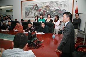 分時傳媒董事長兼CEO聽到四川地震的消息，夜不能寐，立即召開動員大會，號召全體員工為災(zāi)區(qū)捐款，并親自帶頭捐贈了50萬人民幣。在何總的帶領(lǐng)了，全公司上下都紛紛解囊，經(jīng)統(tǒng)計核實，無一人未捐。