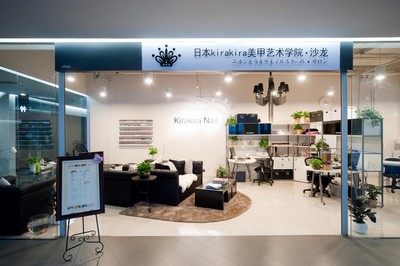 在首屆奢侈品展會(huì)現(xiàn)場(chǎng)，參觀者可一睹日本 KiraKira 美甲高級(jí)講師 Rachel Lai 的風(fēng)采，并可就相關(guān)時(shí)尚問題進(jìn)行咨詢。