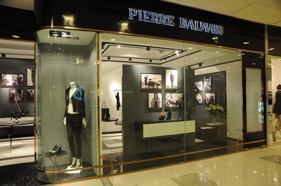 巴爾曼(Pierre Balmain)品牌首家落戶國內(nèi)的鞋履及手袋店剛于9月下旬開業(yè)，裝潢別具法式韻味。