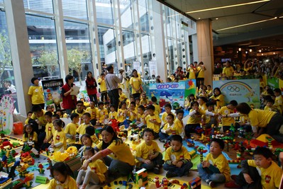 2012樂高智拼大賽團體組比賽中，小朋友們焦急地等待最終結果
