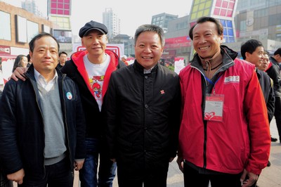 （從左至右）上海市血液中心主任朱永明、觸動傳媒創始人兼執行主席馮暉中、上海市副市長沈曉明、“獻血達人”陳澤人