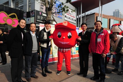 （從左至右）上海市血液中心副主任沈行峰、上海市血液中心主任朱永明、觸動傳媒創始人兼執行主席馮暉中、上海市紅十字會常務副會長馬強、“獻血達人”陳澤人