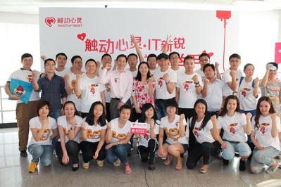 近期，在共青團(tuán)上海市委員會(huì)的指導(dǎo)下，觸動(dòng)傳媒和上海市血液中心攜手共青團(tuán)委旗下上海信息化青年人才協(xié)會(huì)舉行“觸動(dòng)心靈，為愛(ài)舉手”無(wú)償獻(xiàn)血系列公益活動(dòng)