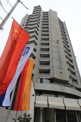 五星紅旗飄揚(yáng)在原金郁金香酒店門(mén)口