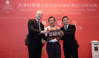 天津利順德大飯店豪華精選酒店總經(jīng)理麥勝南先生、業(yè)主代表王新建，與上海衡山路十二號豪華精選酒店代表攜手啟動“流動博物館”中國巡展