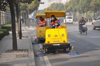 環衛工人利用掃地車更安全、更高效地工作