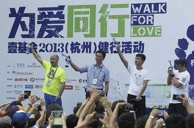 可口可樂大中華及韓國區董事長魯大衛（左一）、壹基金創始人李連杰（右一）、明星志愿者文章及相關領導為“為愛同行”隊伍鳴響出發槍聲