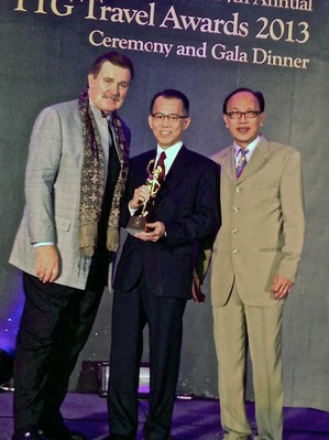 新加坡文華大酒店經理 Danny Wong 先生接受「新加坡最佳城市旅館 (Best City Hotel - Singapore)」獎。