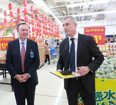 沃爾瑪全球CEO麥道克和中國CEO高福瀾考察大賣場，深入了解市場