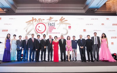 左起2012環(huán)球小姐、威華鞋業(yè)總經(jīng)理梁賀程、BBC國(guó)際執(zhí)行總經(jīng)理Lawrence Yang、紅森公司董事長(zhǎng)林智榮、達(dá)芙妮國(guó)際控股有限公司主席陳英杰、鞋柜“天使的足跡”公益形象代言人任賢齊、FACE主席Jim Issler、“中國(guó)美基金”代表靳羽西、“新華愛(ài)心教育基金會(huì)”理事長(zhǎng)張君達(dá)、“國(guó)立愛(ài)心基金”代表種丹妮、“愛(ài)的痕跡教育計(jì)劃”創(chuàng)辦人姜育恒、“中國(guó)殘疾人福利基金會(huì)”副理事長(zhǎng)邢建緒先生、“音樂(lè)之帆”創(chuàng)辦人柴亮、中國(guó)行動(dòng)計(jì)劃代表Mr. Andrew
